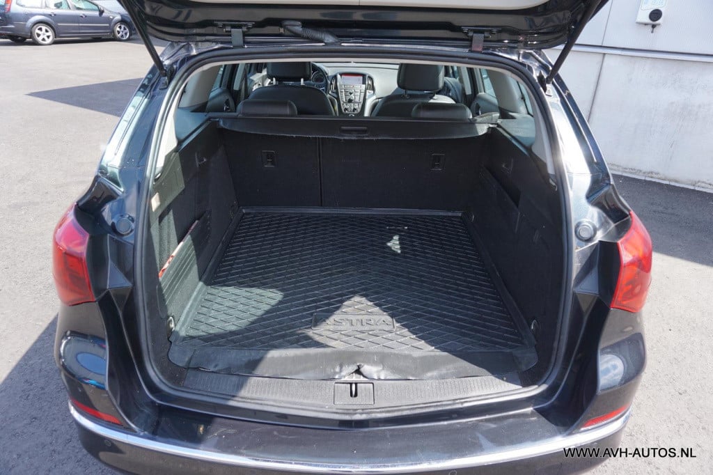 Opel Astra sports tourer 1.4 turbo sport +