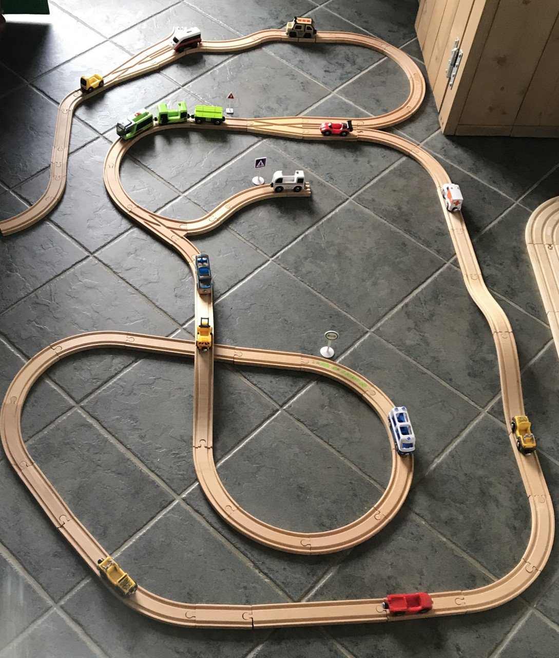 Houten baan met trein en autootjes