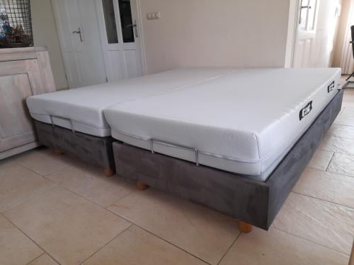 2 Persoons boxspring 2 x 90 x 200 (in goede nette staat)