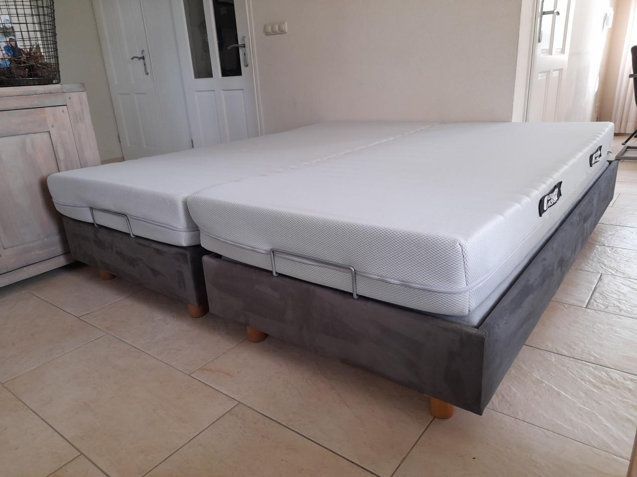 2 Persoons boxspring 2 x 90 x 200 (in goede nette staat)