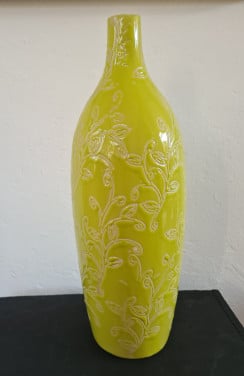 Nieuwe hoge vaas van keramiek  In frisse lichtgroene kleur