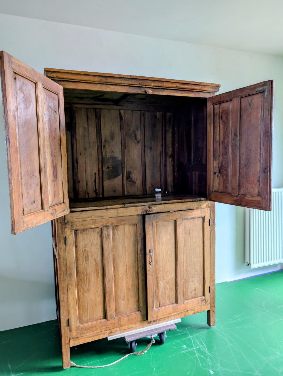 Oude teakhouten unieke koloniale opbergkast.