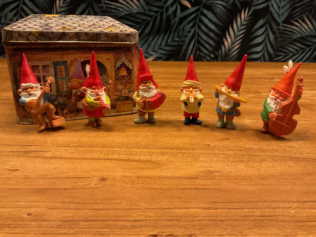 55 David de kabouter en Lisa  poppetjes  Poortvliet en blikken trommeltje