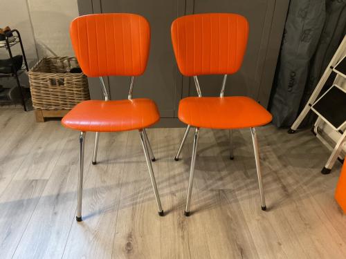 Twee oranje vintage stoeltjes