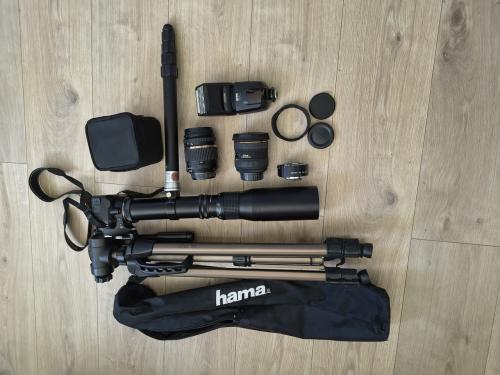 Nikon spiegelreflex camera met lenzen en accessoires