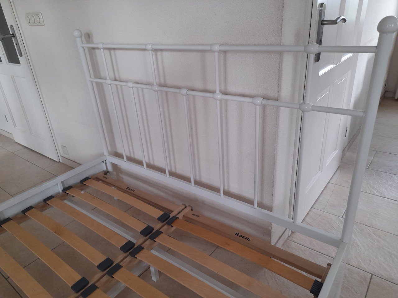 140 x 200 Metalen bed (in goede staat ) eventueel met matras!