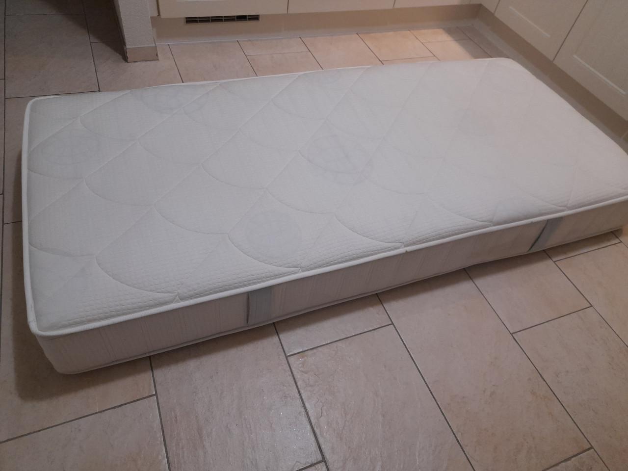 Matras 90 x 200 x 22 (in goede nette staat )