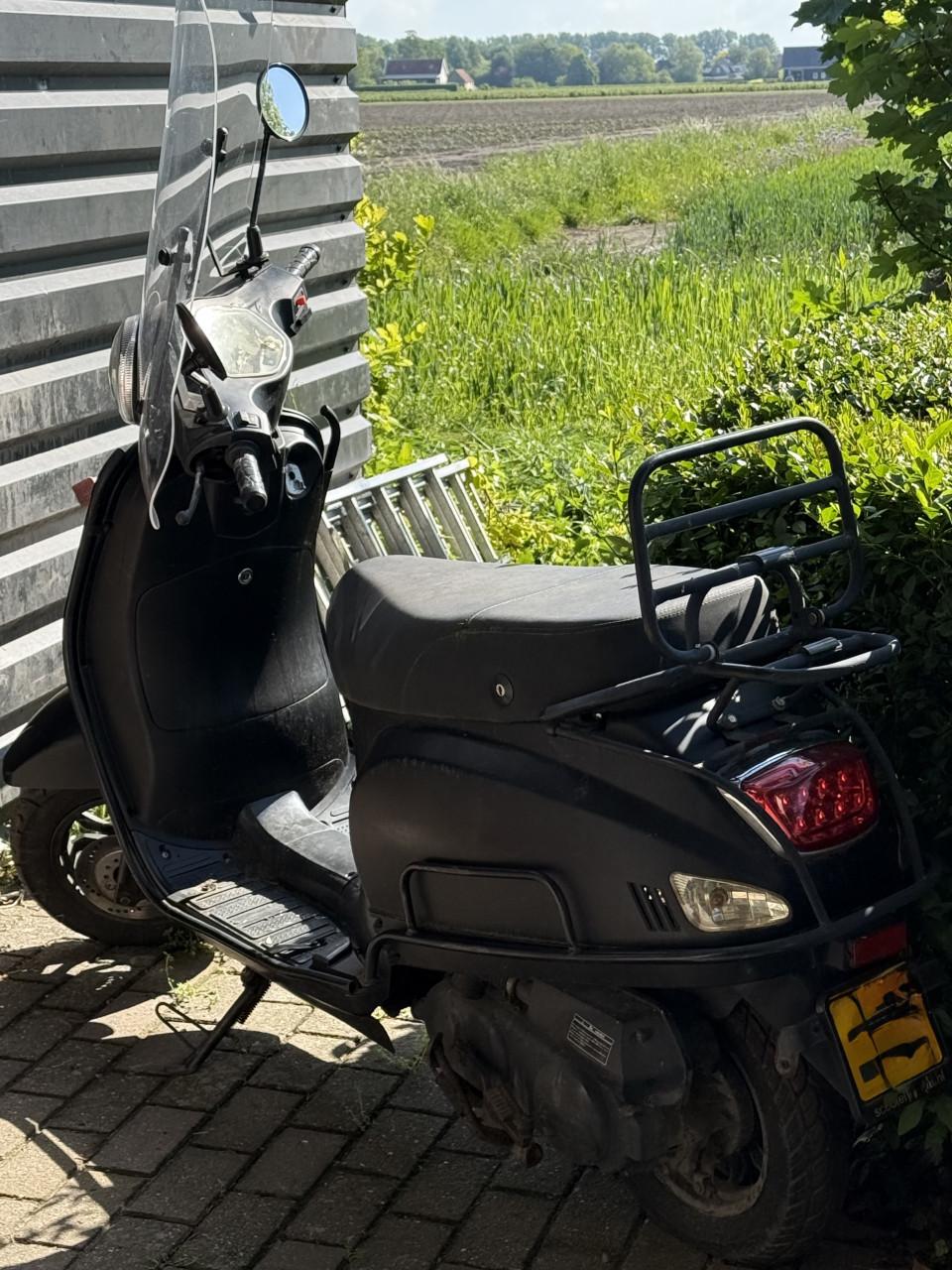 Scooter Riya 2017, geel kenteken