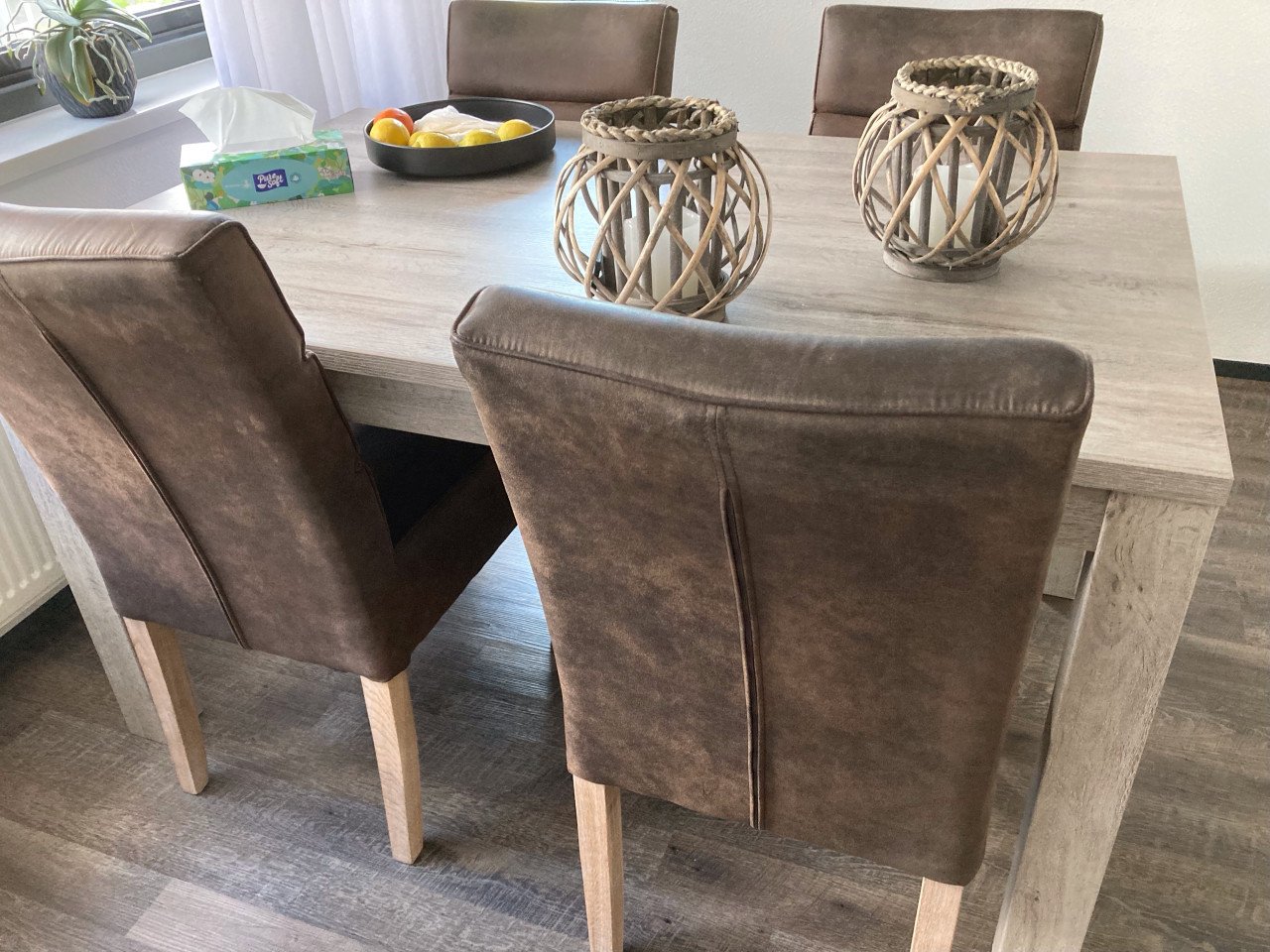 Tafel met 4 stoelen