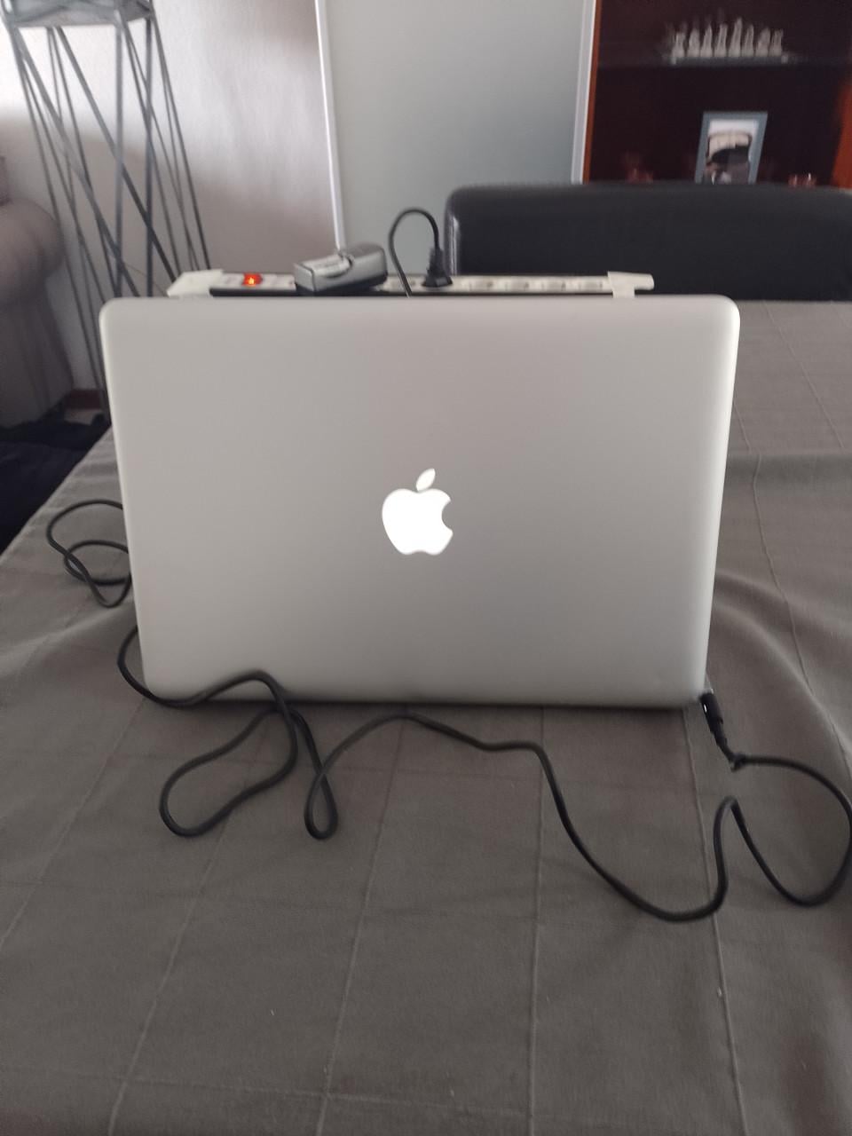 Macbook Pro-i7-SSD- met lader