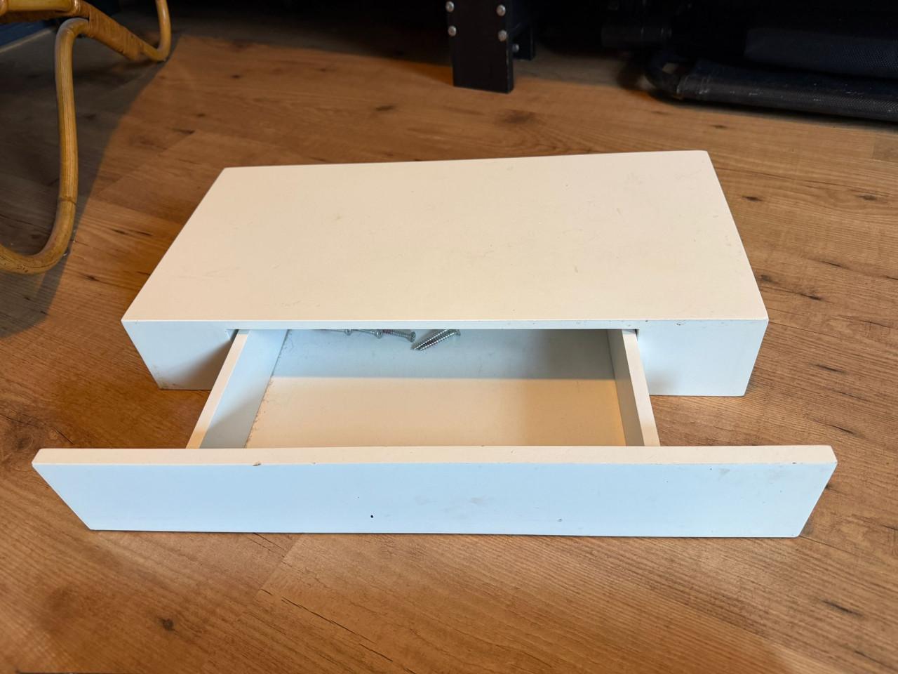 2 nachtkastjes hangmodel met beugels