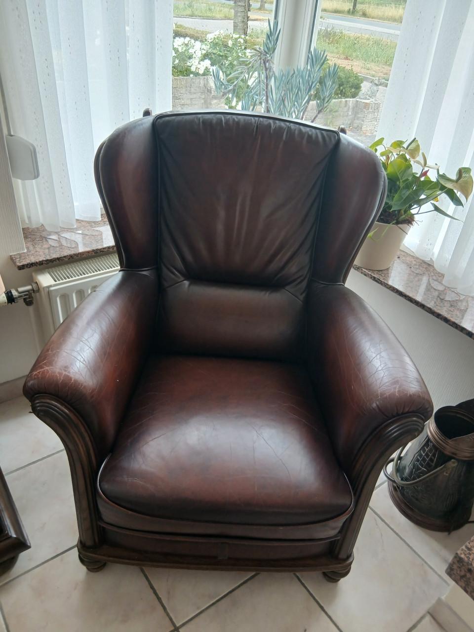 Gratis Bankstel, 3 fauteuils, salontafel, kastje en eventueel vloerkleed