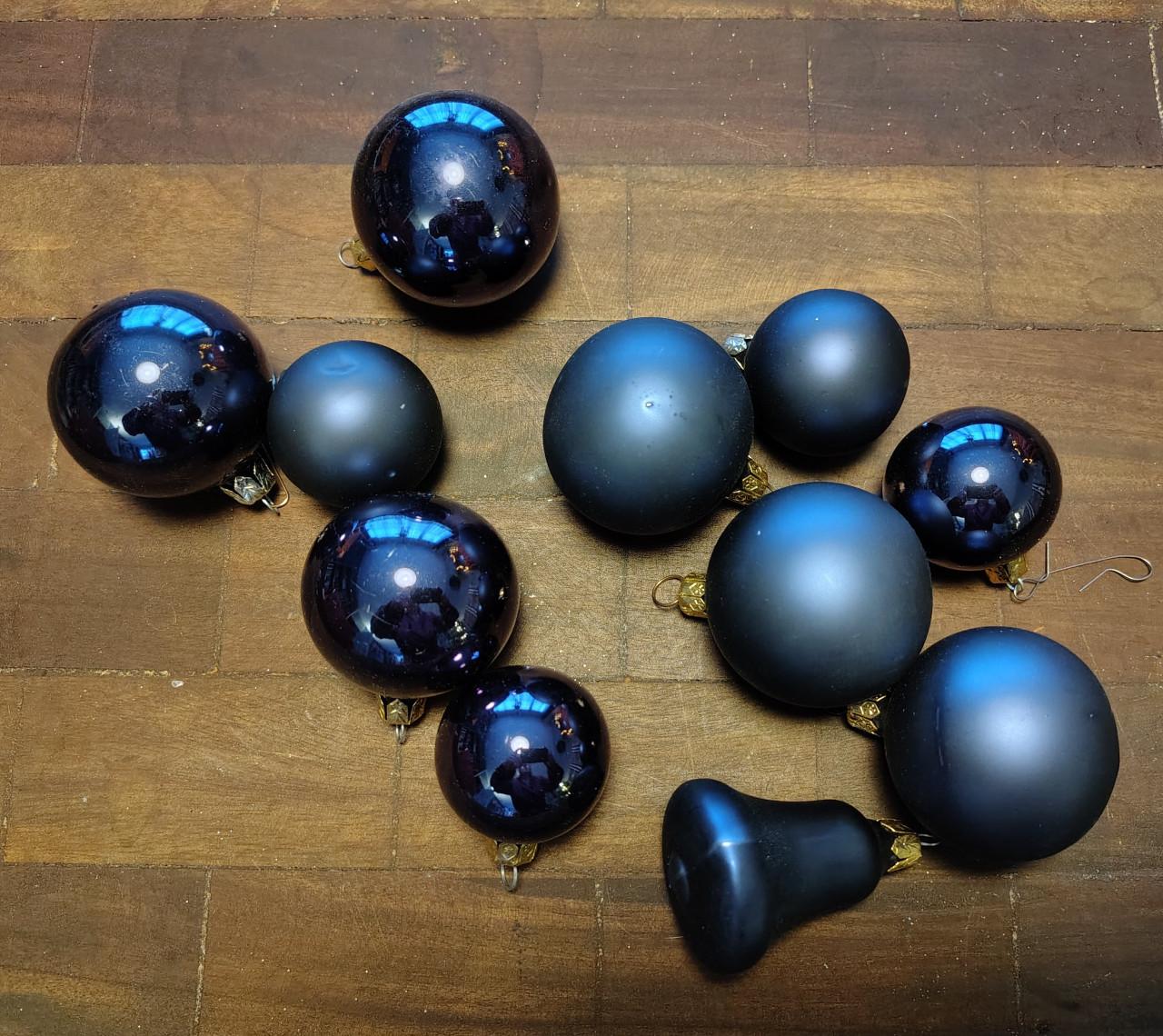 Blauwe kerstballen van glas