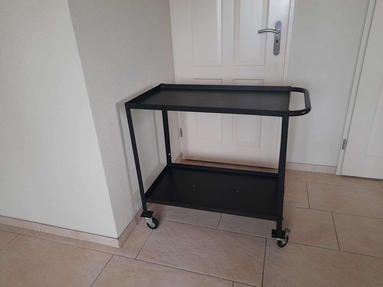 Zwarte Trolley / serveerwagen (in goede nette staat ) 89 x 45 x 82H