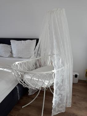 Mooie wieg met hemeltje te koop.