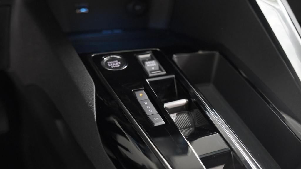 Peugeot 5008 puretech 130 eat8 allure pack business | trekhaak | elektronis