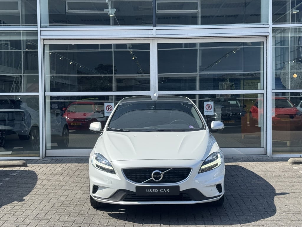 Volvo V40 t3 153pk polar+ sport| panodak| trekhaak| camera| h&k sound