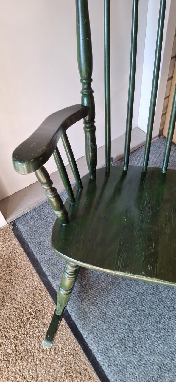Klassieke houten vintage Windsor-stijl schommelstoel diepgroen