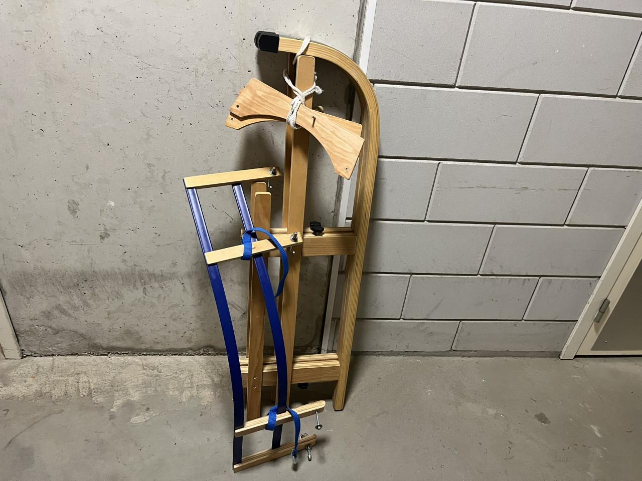 Slee, hout opklapbaar, rugleuning en trekkoord 110 cm.