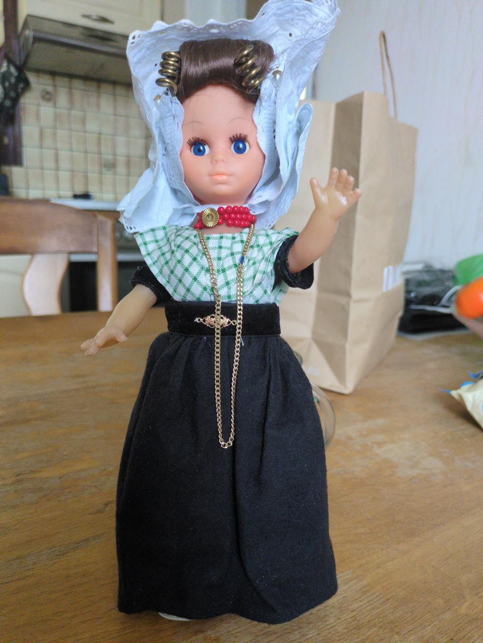 Vintage pop in klederdracht
