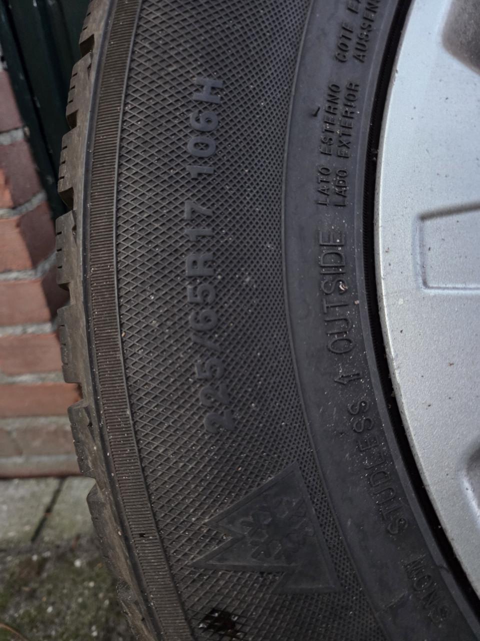 Winterbanden met velgen 225/65R17