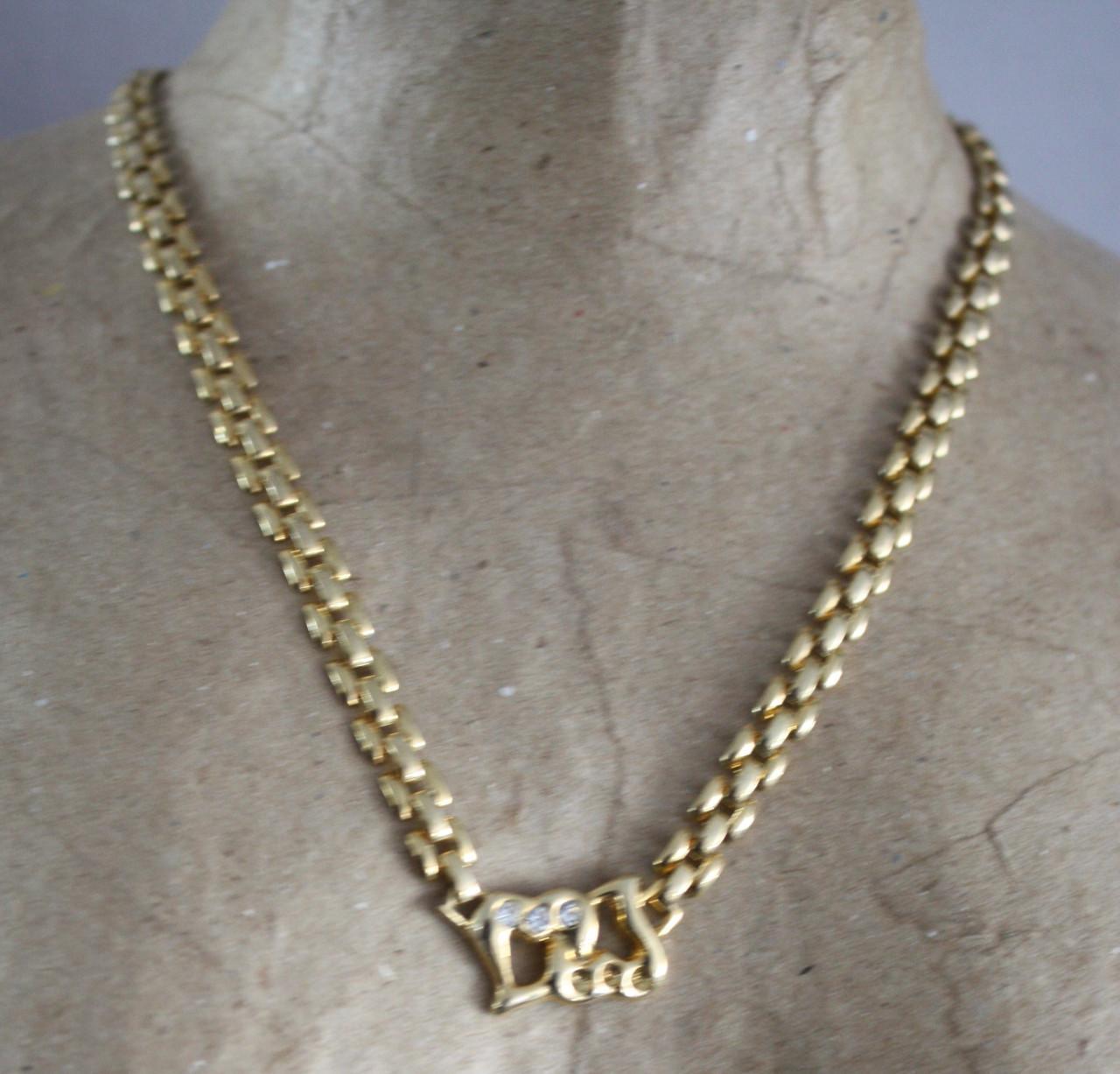 Goudkleurige ketting met tussenstuk met steentjes