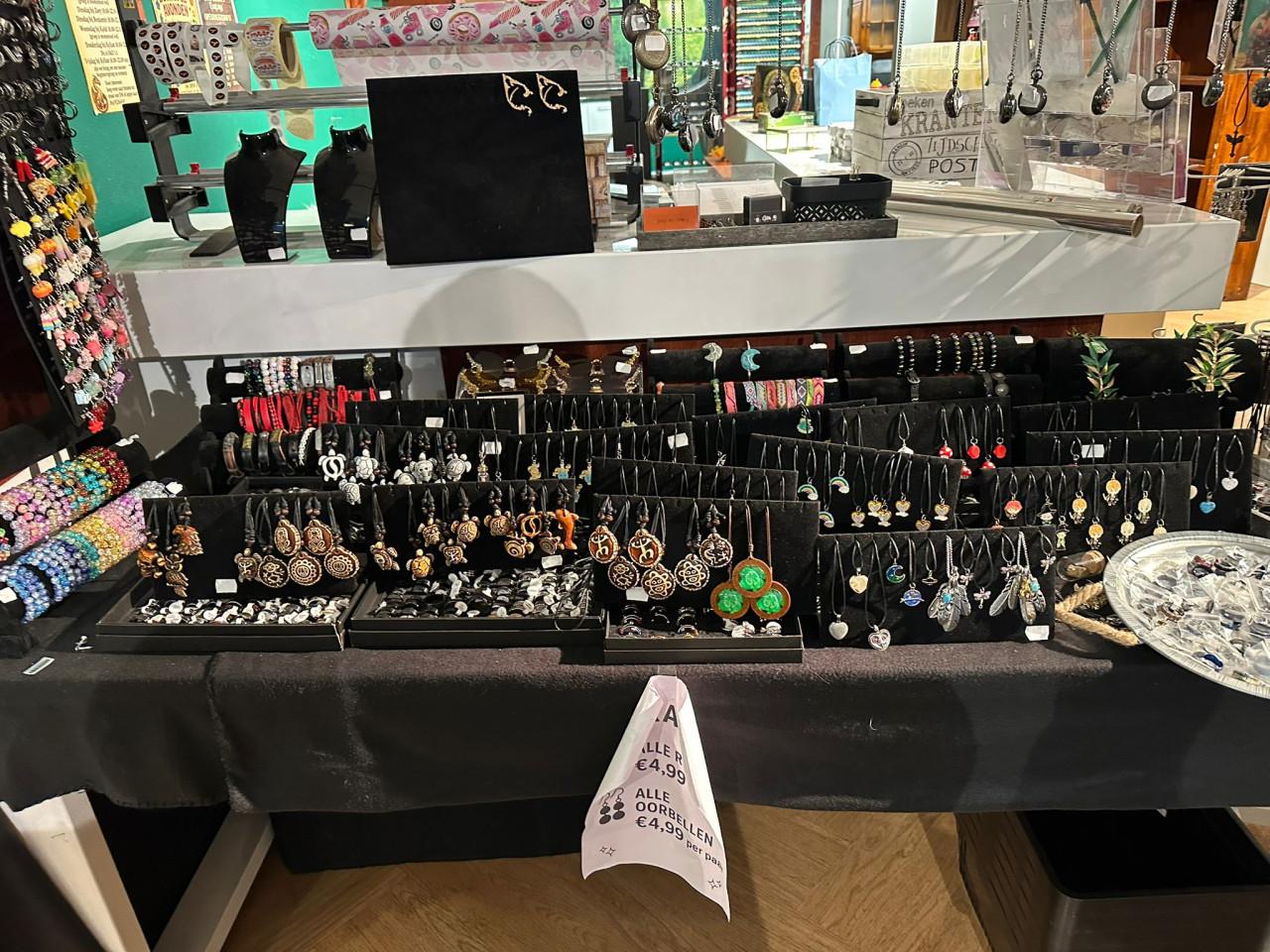 Partij sieraden te koop oa hangers, armbandjes, oorbellen en ringen