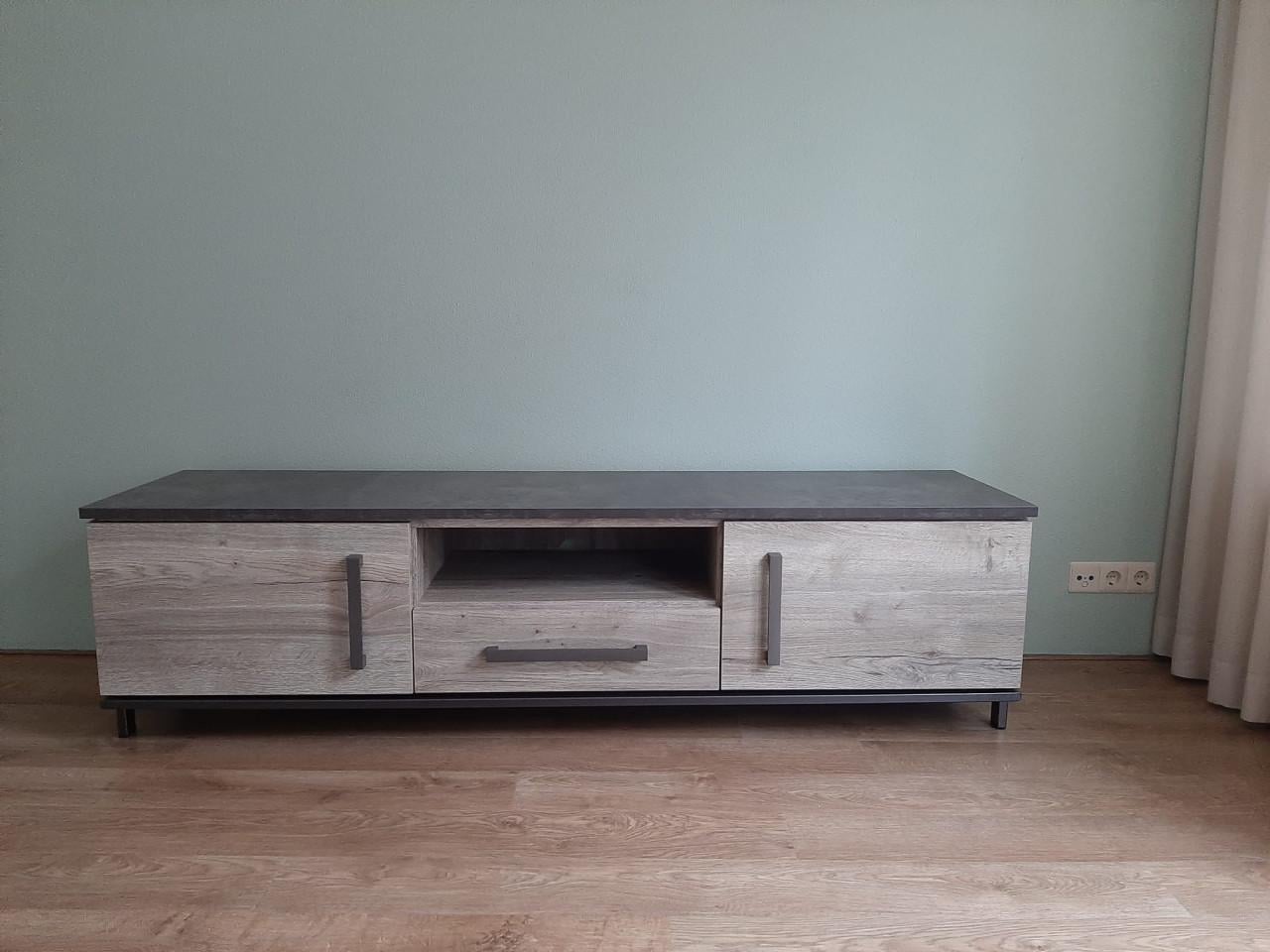 Tafel en TV meubel