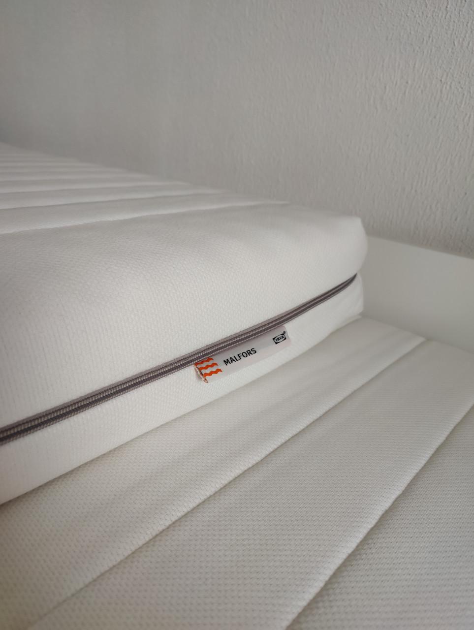 Logeer bed uitschuifbaar één of tweepersoons - IKEA bedbank + 2 matrassen