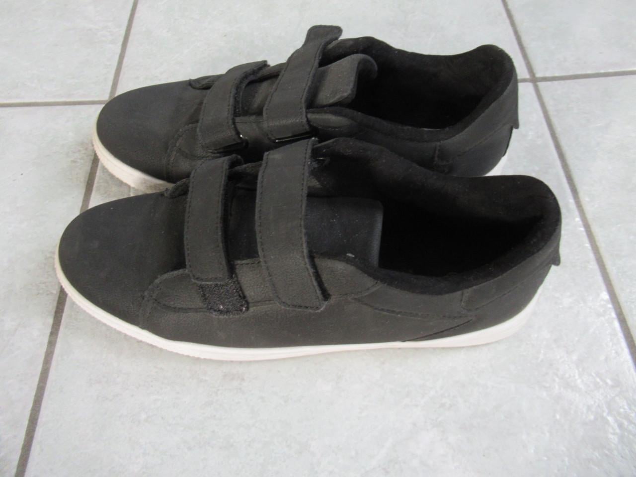 Zwarte sneakers met klittebandsluiting, zo goed als nieuw