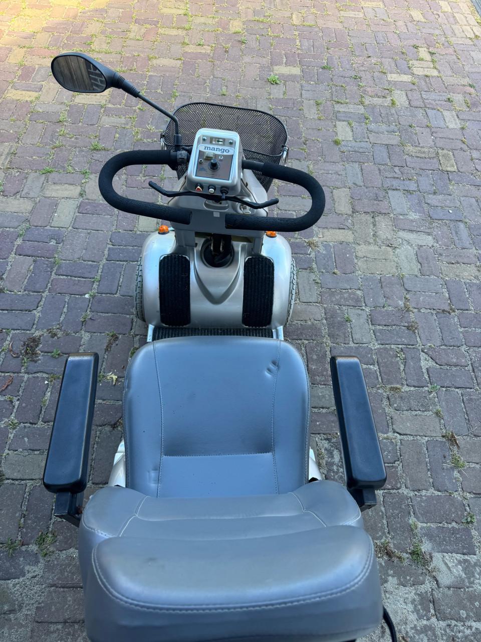 Grijze scootmobiel 4 wiels
