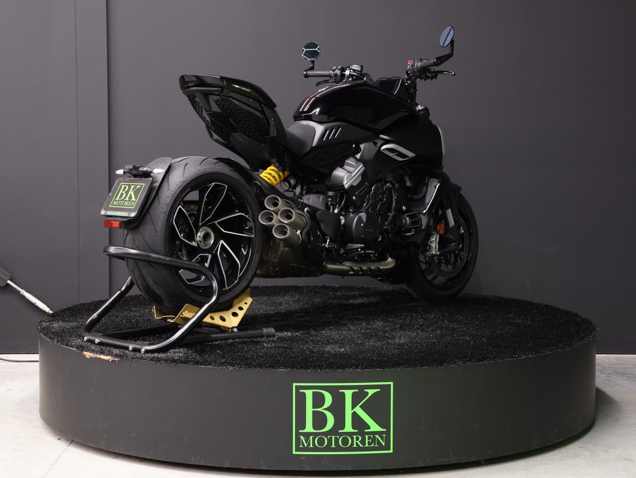 DIAVEL V4 | Carbon + Accessoires (T.w.v. €2680.-)