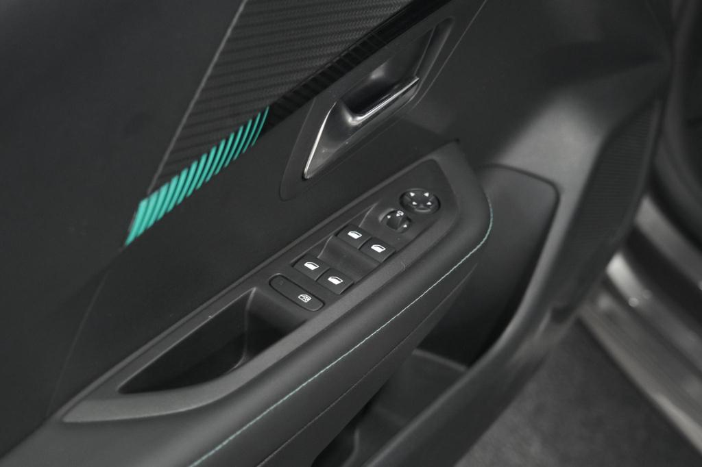 Peugeot 208 puretech 100 eat8 allure pack | camera | apple carplay | parkee
