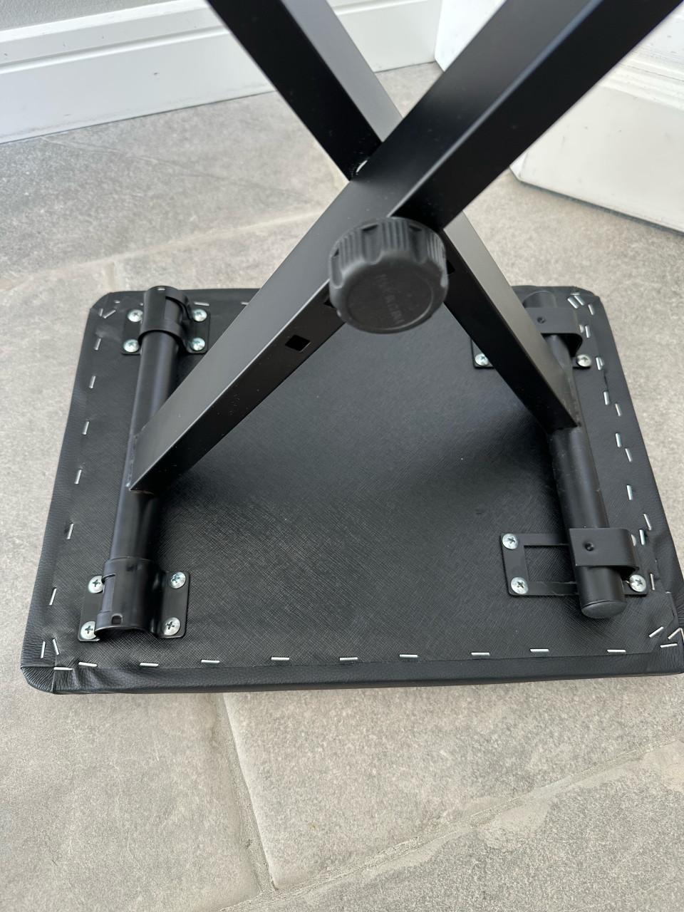 Pianokruk zwart met gevoerde zitting