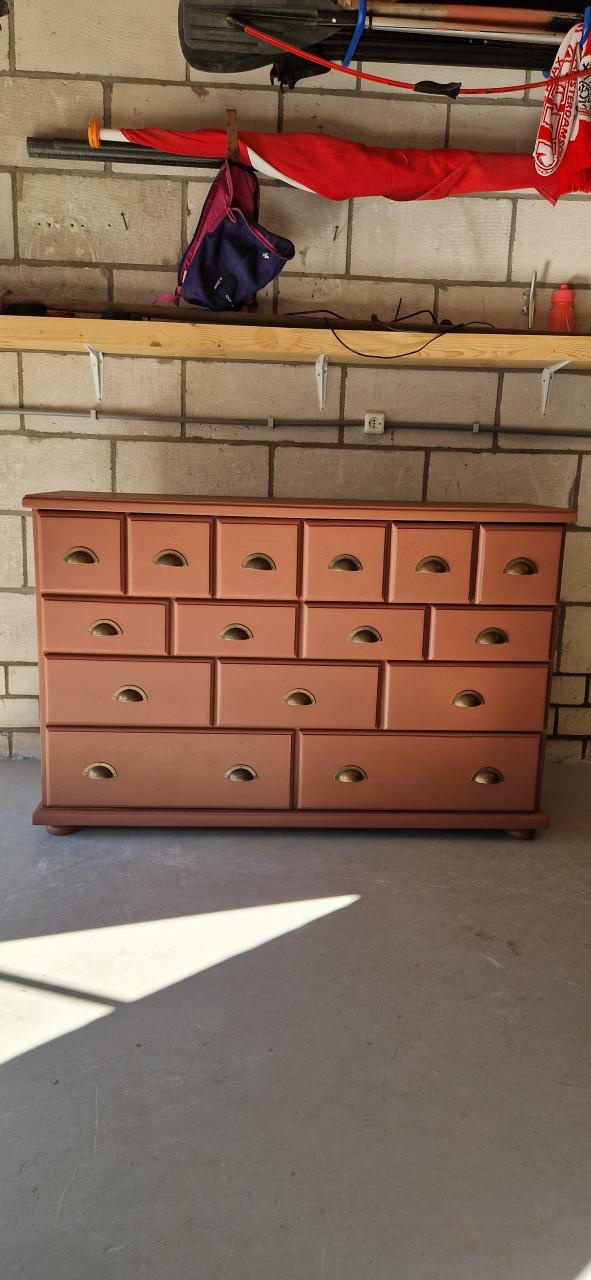 Mooi en ruim dressoir in mat zwarte kleur