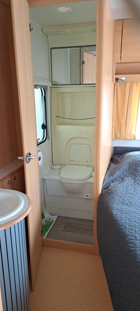 Caravan met voortent en luifel