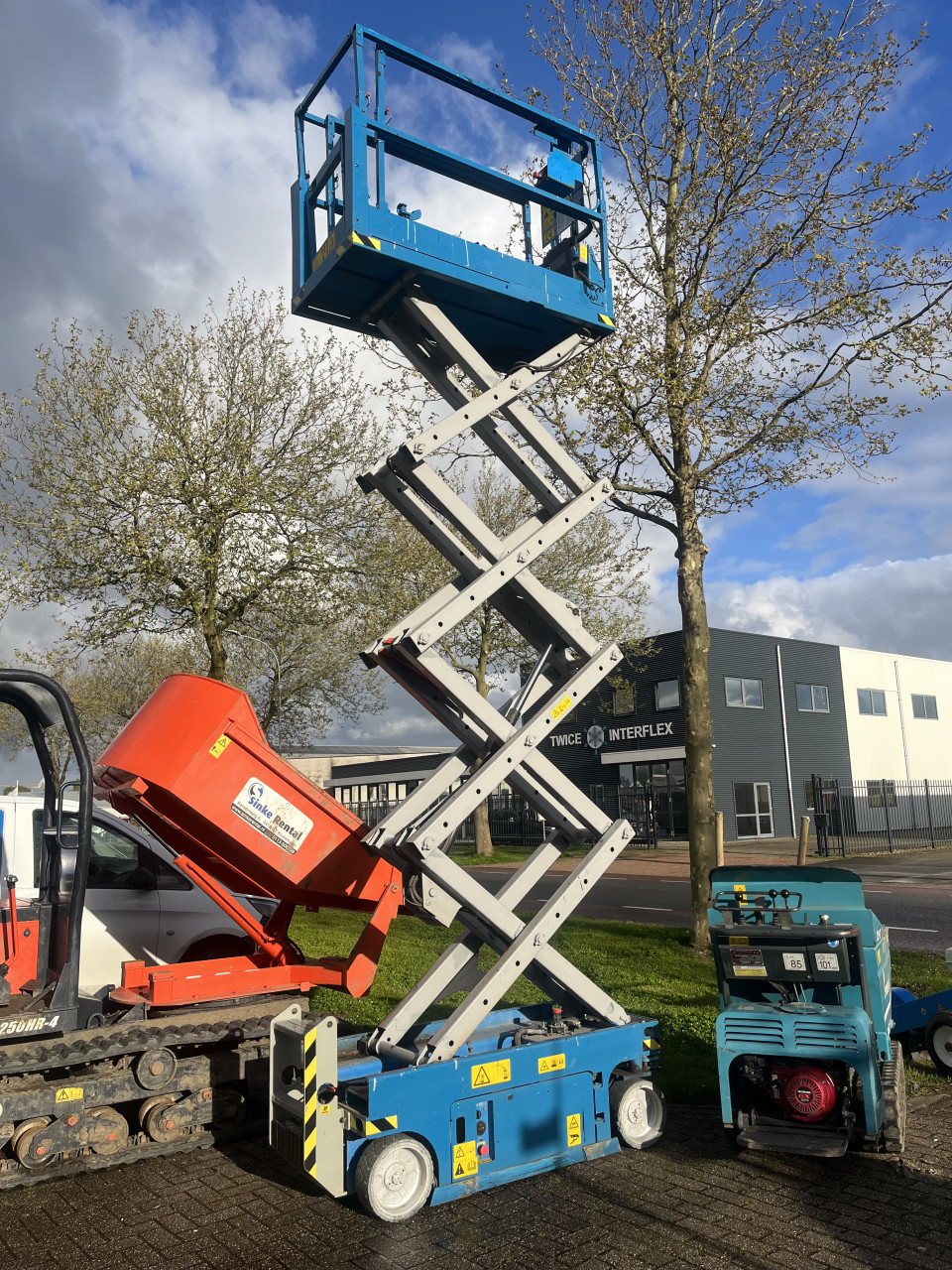 Te huur: Hoogwerker schaarlift 8m platformhoogte