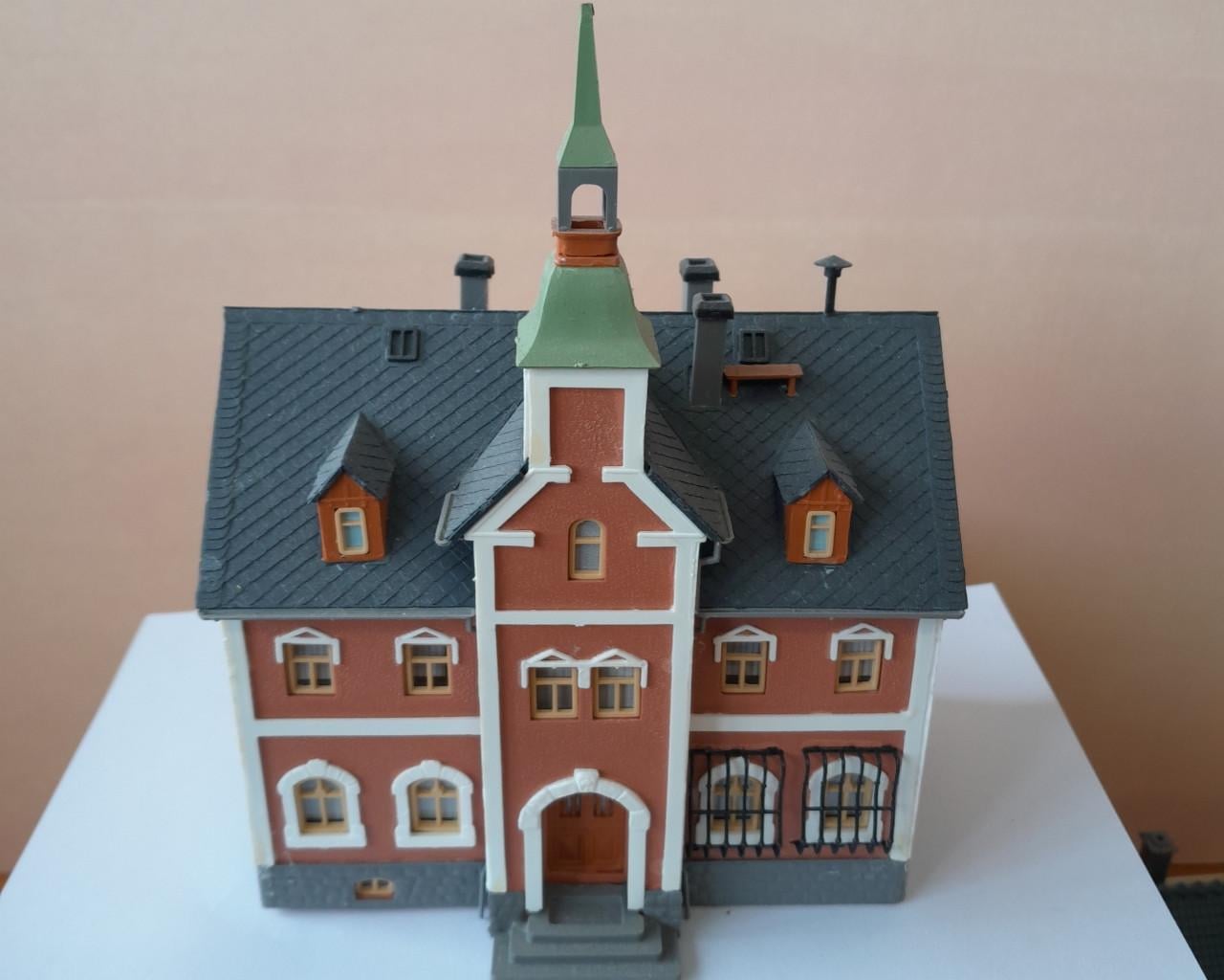 Gebouwen en aankleding voor modelspoorbaan schaal HO