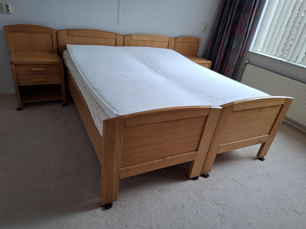 2 Bedden +lattenbodem + nachtkastjes..