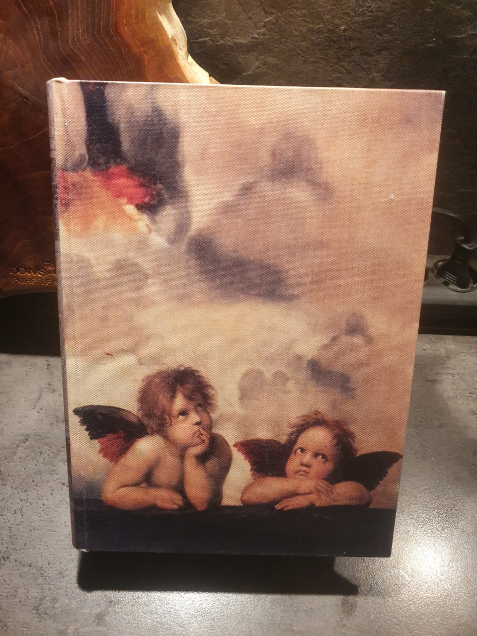Mooie engeltjes van raphael sieradenkistje, lijkt op een boek....