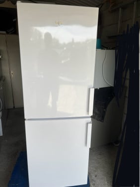 Bijna nieuwe koel-vriescombinatie A+ klasse 152x55 cm. Koelkast en vriezer