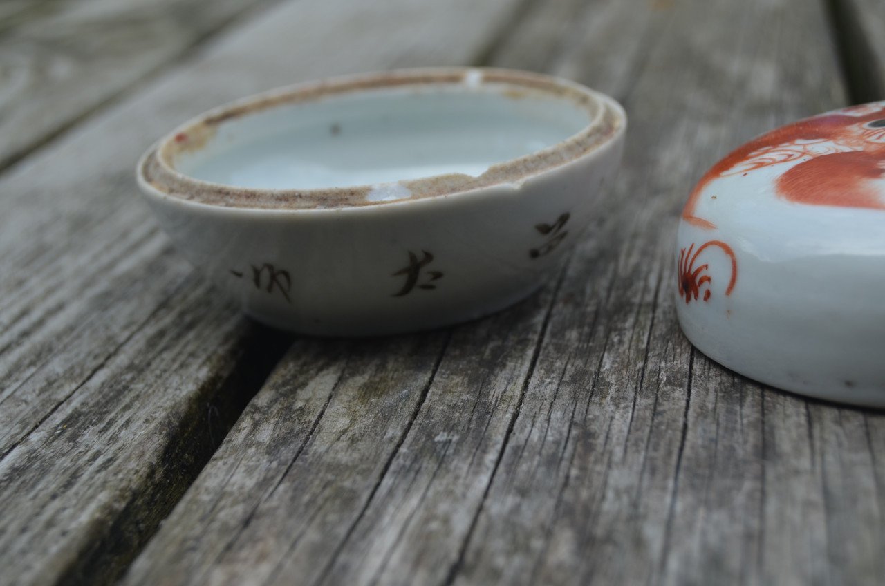 Chinees porseleinen dekseldoosje met red iron decoratie