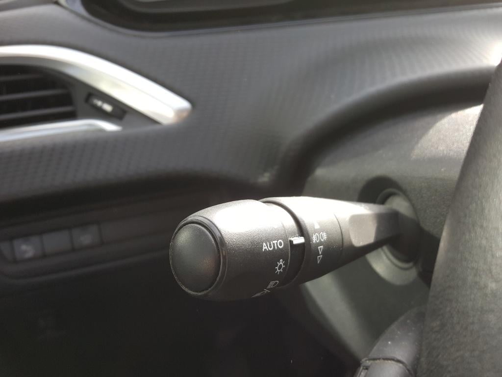 Peugeot 2008 1.2 130pk signature apple carplay & android auto | navigatie t