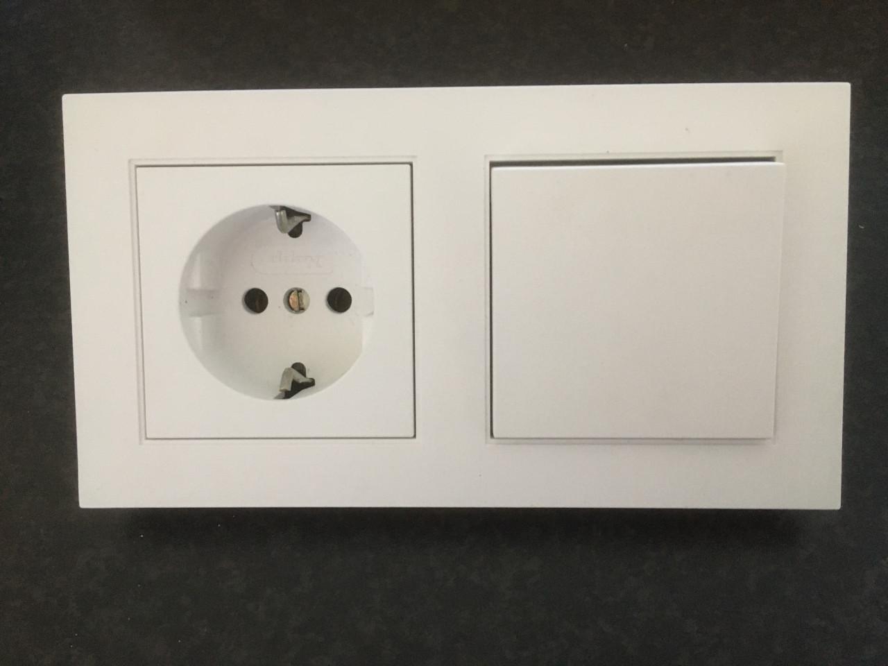 Kopp wandcontactdoos met randaarde, inbouw, met wisselschakelaar