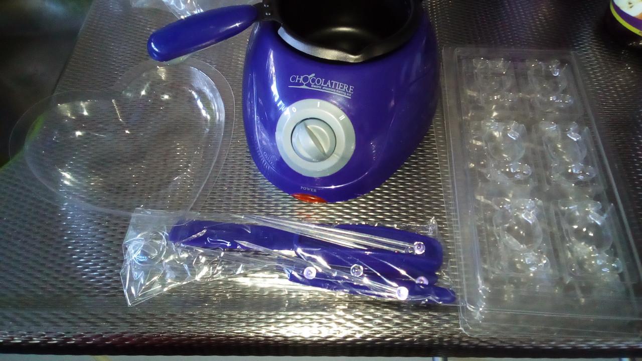 Nieuwe chocolatiere (om chocolaadjes te maken)+vormen  12,50