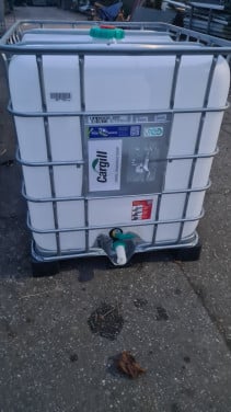 IBC op kunststof pallet.