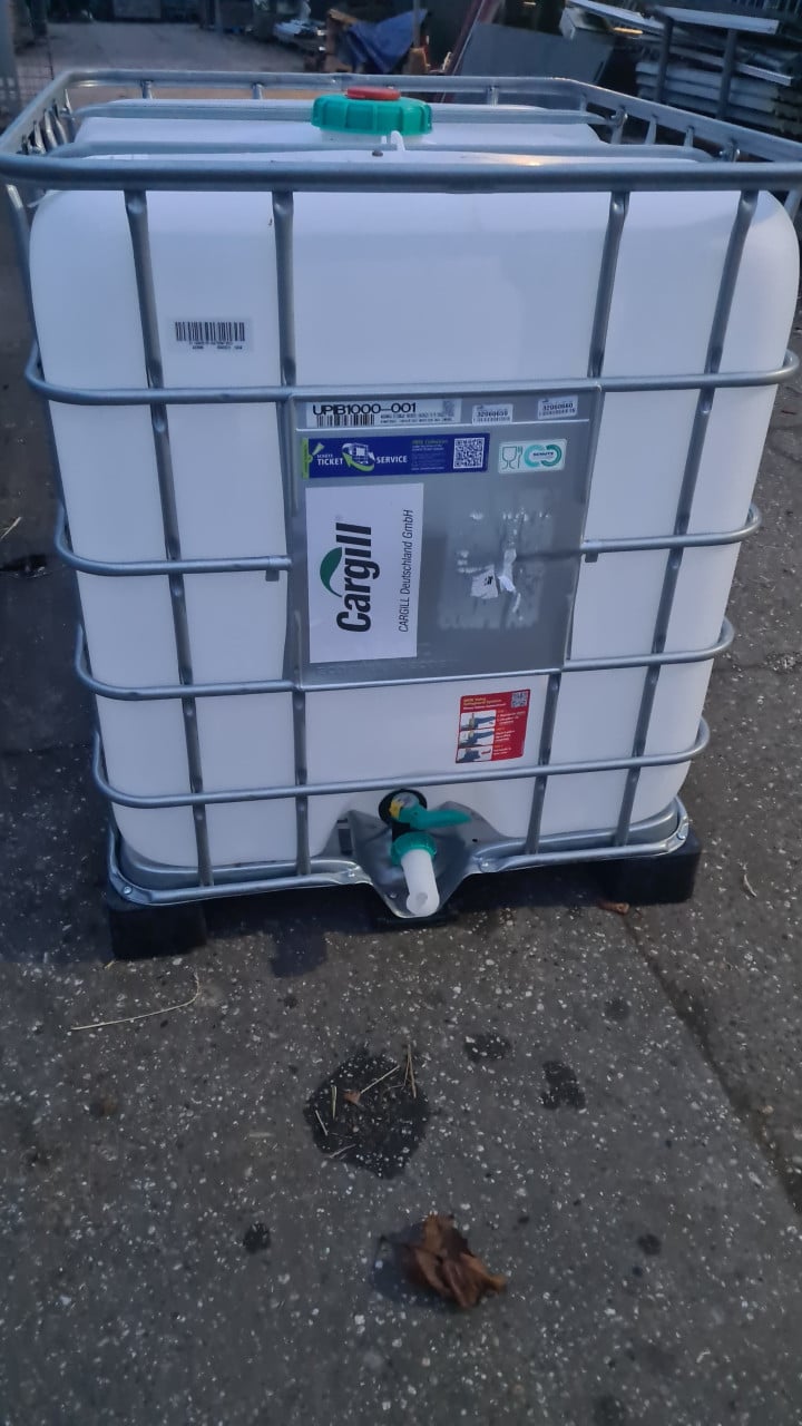 IBC op kunststof pallet.