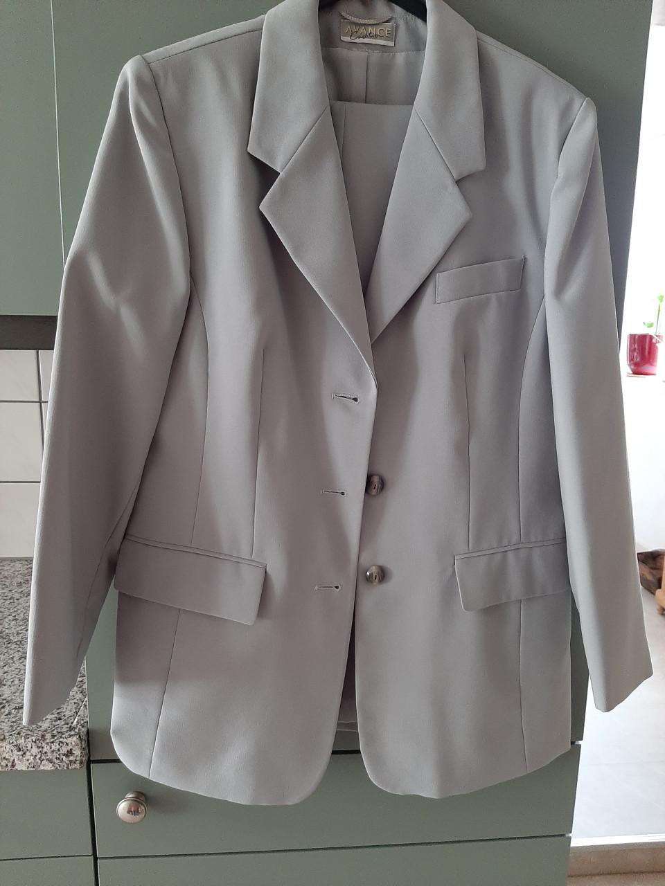 KOSTUUM - COLBERT / BROEK / ROK / GILET - LICHTGRIJS - MAAT 40 - IS NIEUW