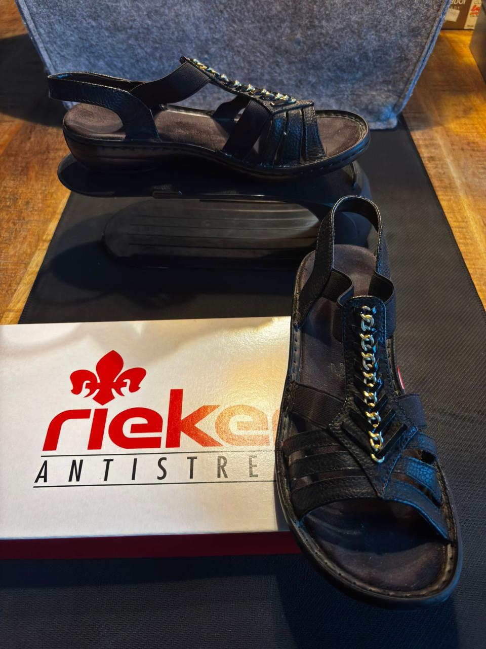 Comfortabele en stijlvolle Rieker dames sandaaltjes in het zwart, maat 38.