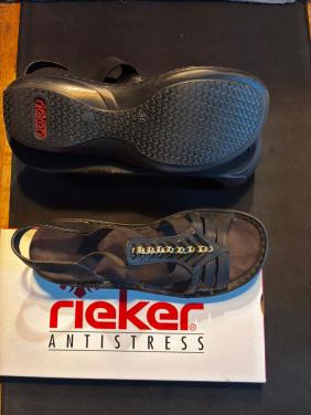 Comfortabele en stijlvolle Rieker dames sandaaltjes in het zwart, maat 38.
